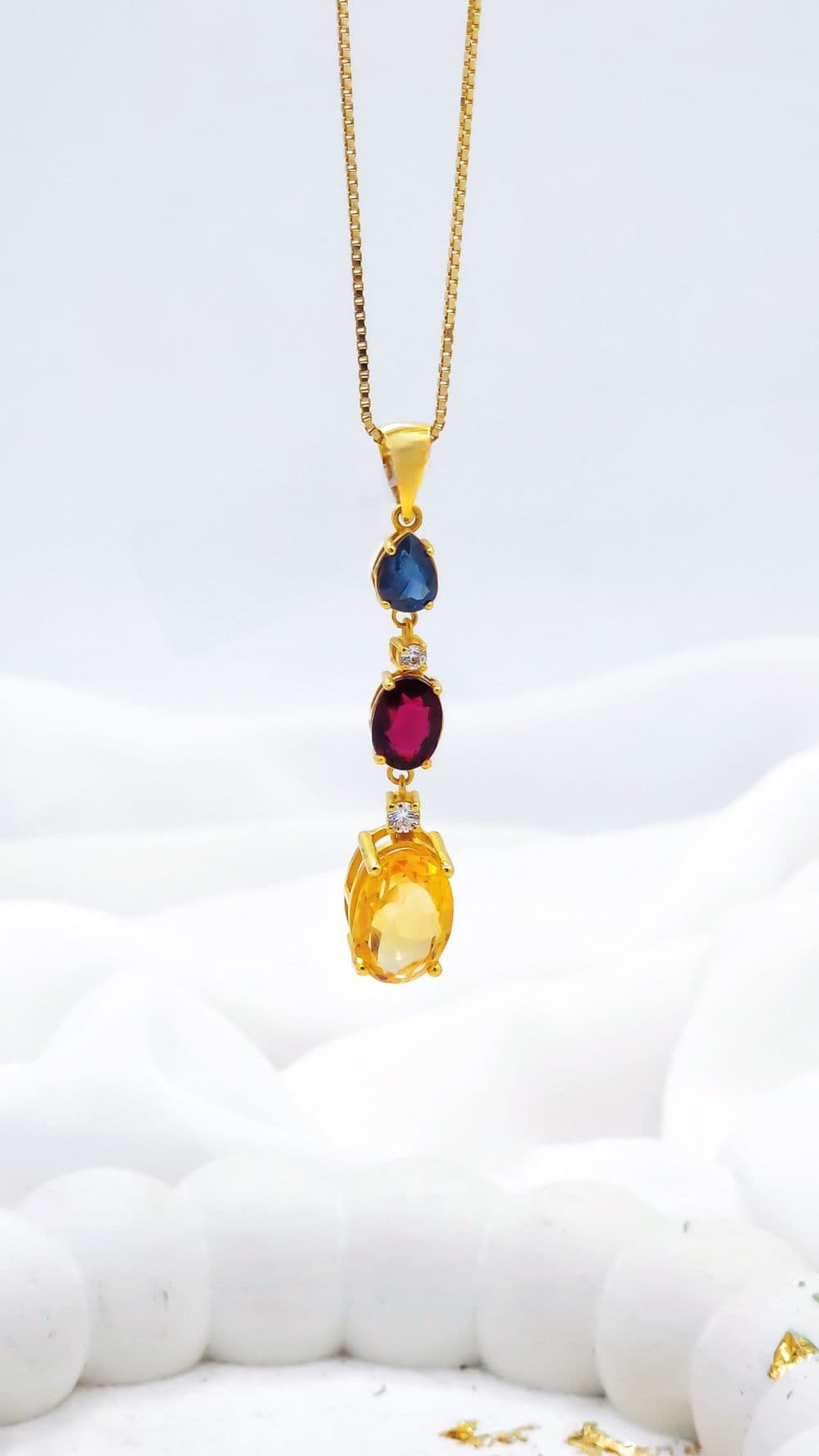 آویز سفارشی طلا با نگین‌های یاقوت، گارنت و سیترین